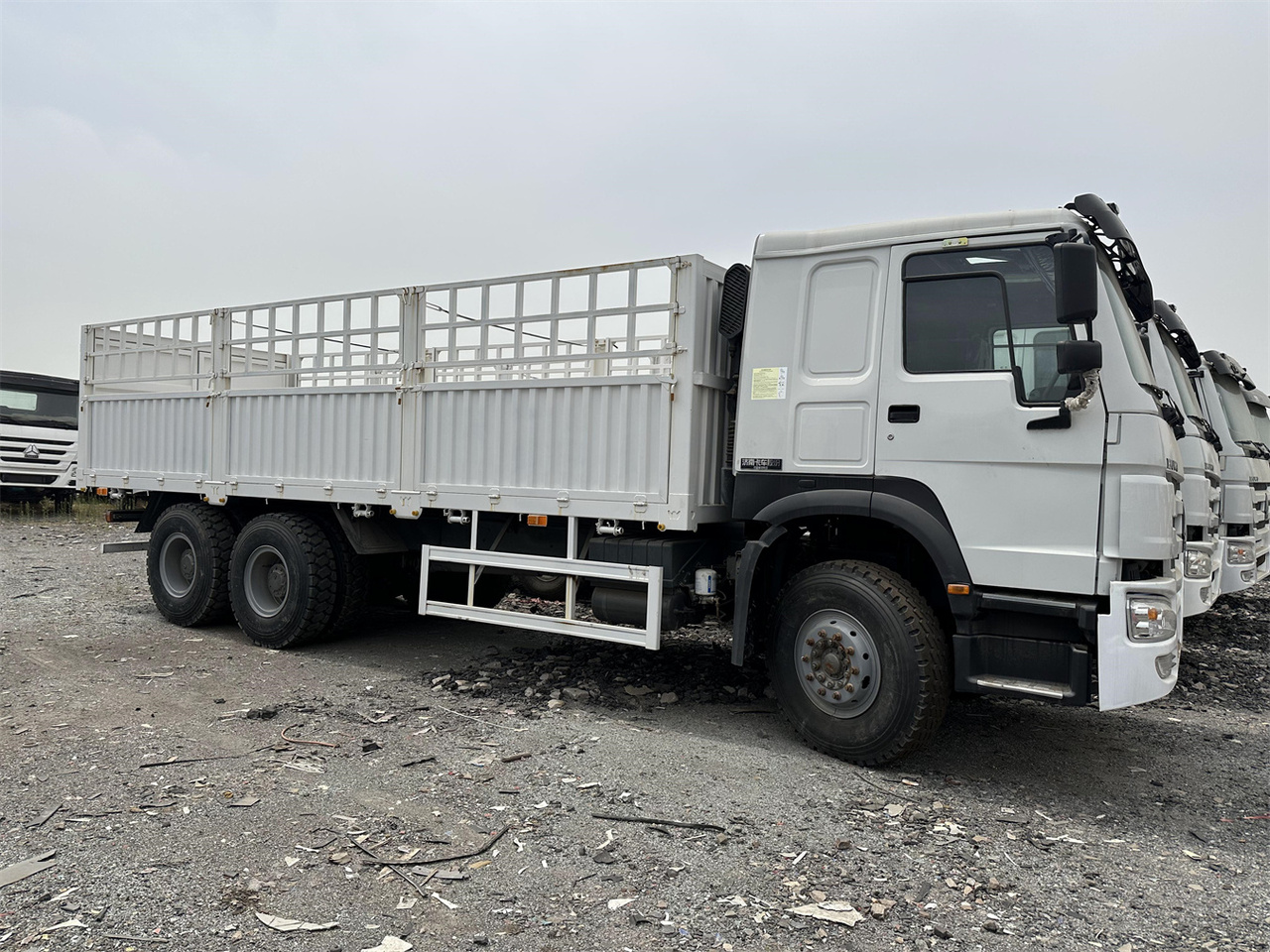 SINOTRUK HOWO 371 Cargo truck - Caminhão transporte de gado: foto 3 SINOTRUK HOWO 371 Cargo truck - Caminhão transporte de gado: foto 3