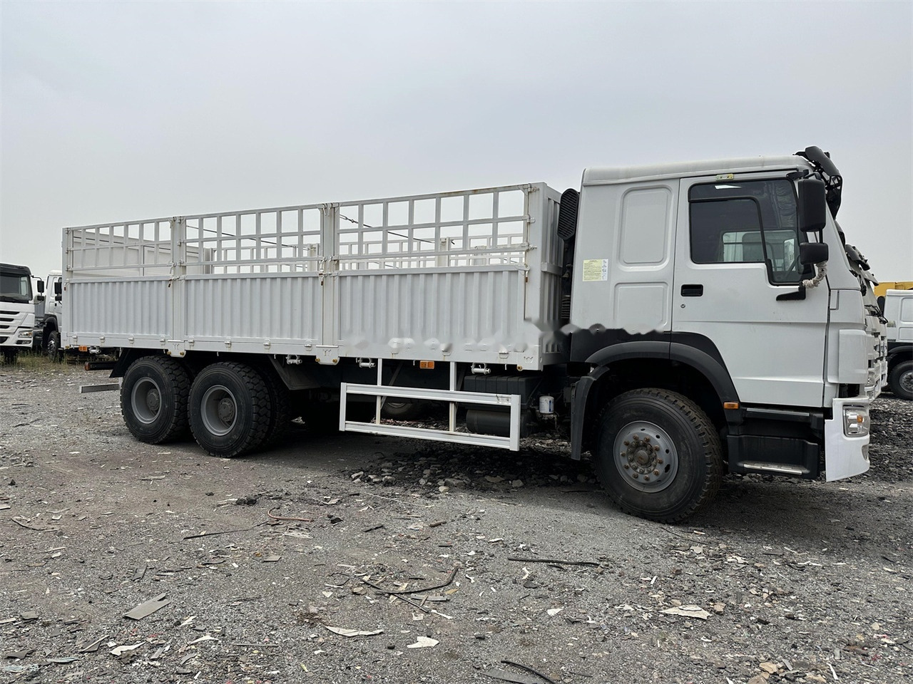 SINOTRUK HOWO 371 Cargo truck - Caminhão transporte de gado: foto 2 SINOTRUK HOWO 371 Cargo truck - Caminhão transporte de gado: foto 2