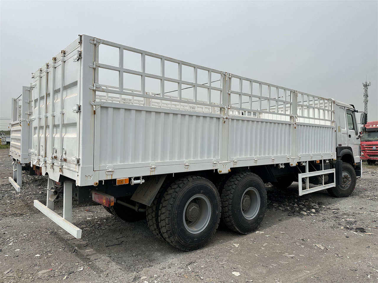 SINOTRUK HOWO 371 Cargo truck - Caminhão transporte de gado: foto 4 SINOTRUK HOWO 371 Cargo truck - Caminhão transporte de gado: foto 4
