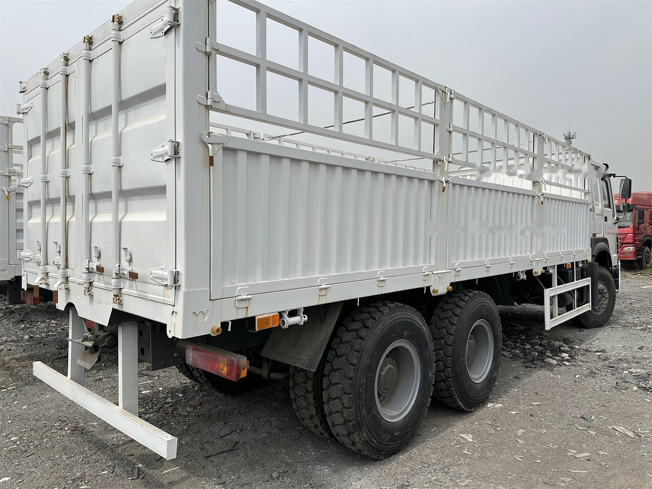 SINOTRUK HOWO 371 Cargo truck - Caminhão transporte de gado: foto 3 SINOTRUK HOWO 371 Cargo truck - Caminhão transporte de gado: foto 3
