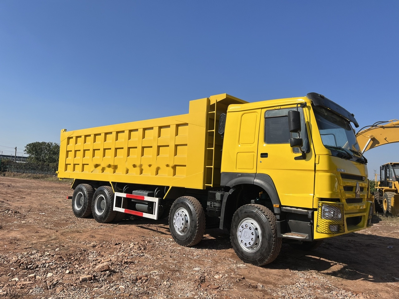 SINOTRUK HOWO 371 Dump Truck 8x4 - Caminhão basculante: foto 1 SINOTRUK HOWO 371 Dump Truck 8x4 - Caminhão basculante: foto 1