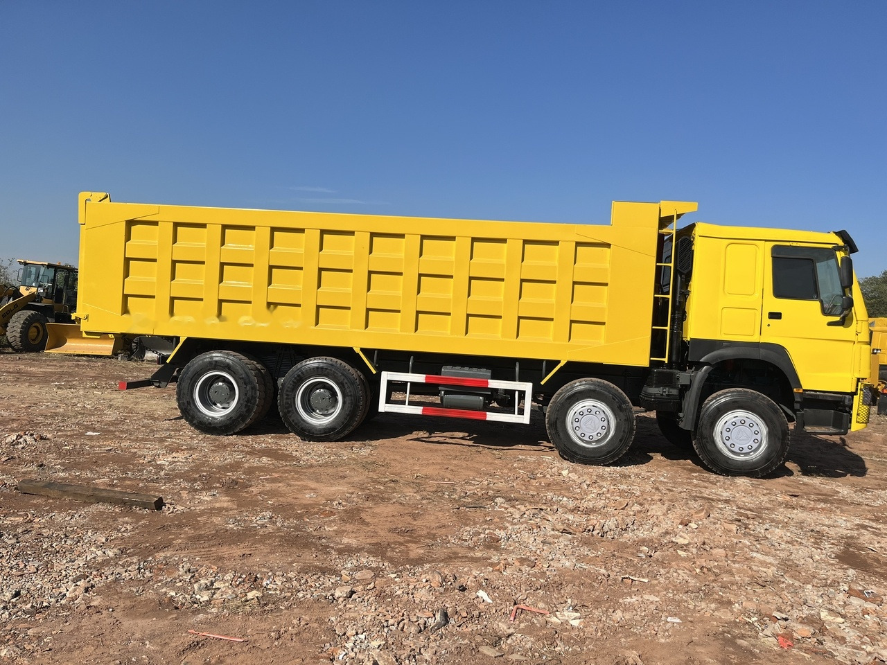 SINOTRUK HOWO 371 Dump Truck 8x4 - Caminhão basculante: foto 2 SINOTRUK HOWO 371 Dump Truck 8x4 - Caminhão basculante: foto 2