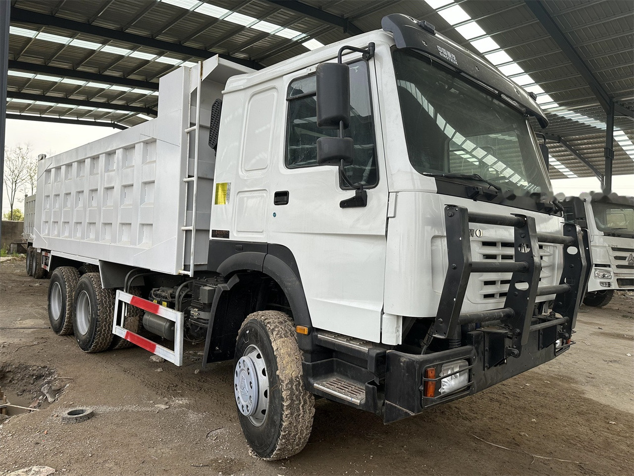 SINOTRUK HOWO 371 Dump Truck - Caminhão basculante: foto 1 SINOTRUK HOWO 371 Dump Truck - Caminhão basculante: foto 1