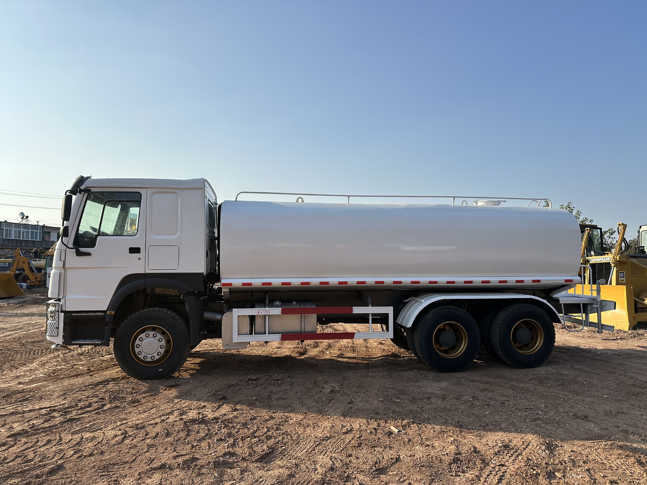 SINOTRUK HOWO 371 Water Tanker Truck - Caminhão tanque: foto 5 SINOTRUK HOWO 371 Water Tanker Truck - Caminhão tanque: foto 5