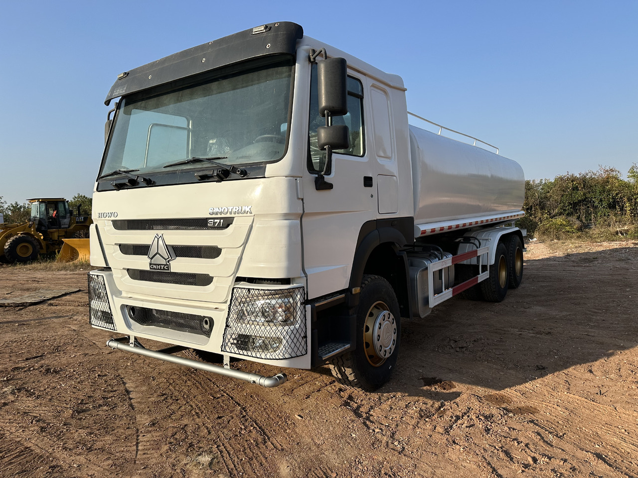 SINOTRUK HOWO 371 Water Tanker Truck - Caminhão tanque: foto 2 SINOTRUK HOWO 371 Water Tanker Truck - Caminhão tanque: foto 2