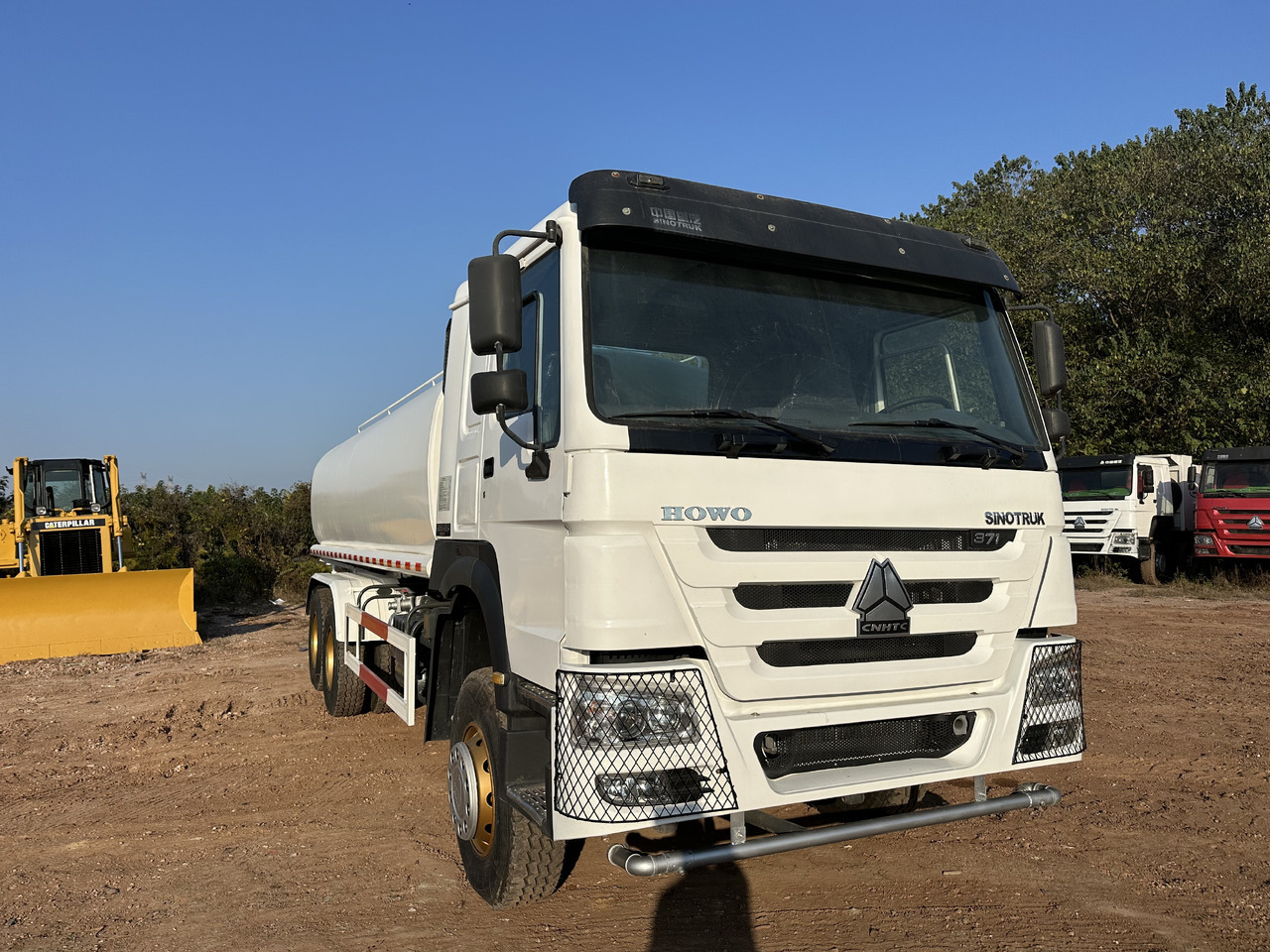 SINOTRUK HOWO 371 Water Tanker Truck - Caminhão tanque: foto 1 SINOTRUK HOWO 371 Water Tanker Truck - Caminhão tanque: foto 1