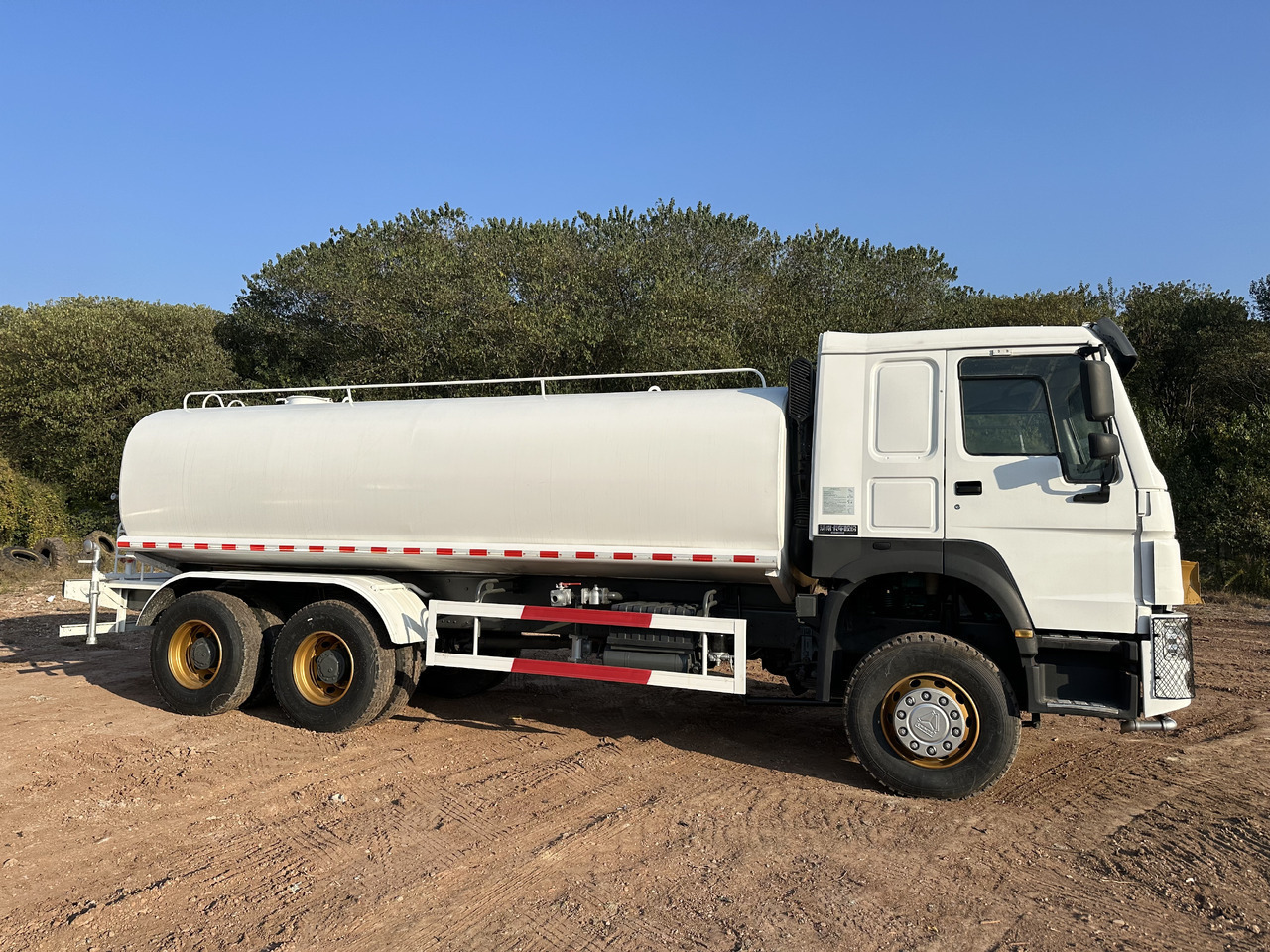 SINOTRUK HOWO 371 Water Tanker Truck - Caminhão tanque: foto 4 SINOTRUK HOWO 371 Water Tanker Truck - Caminhão tanque: foto 4