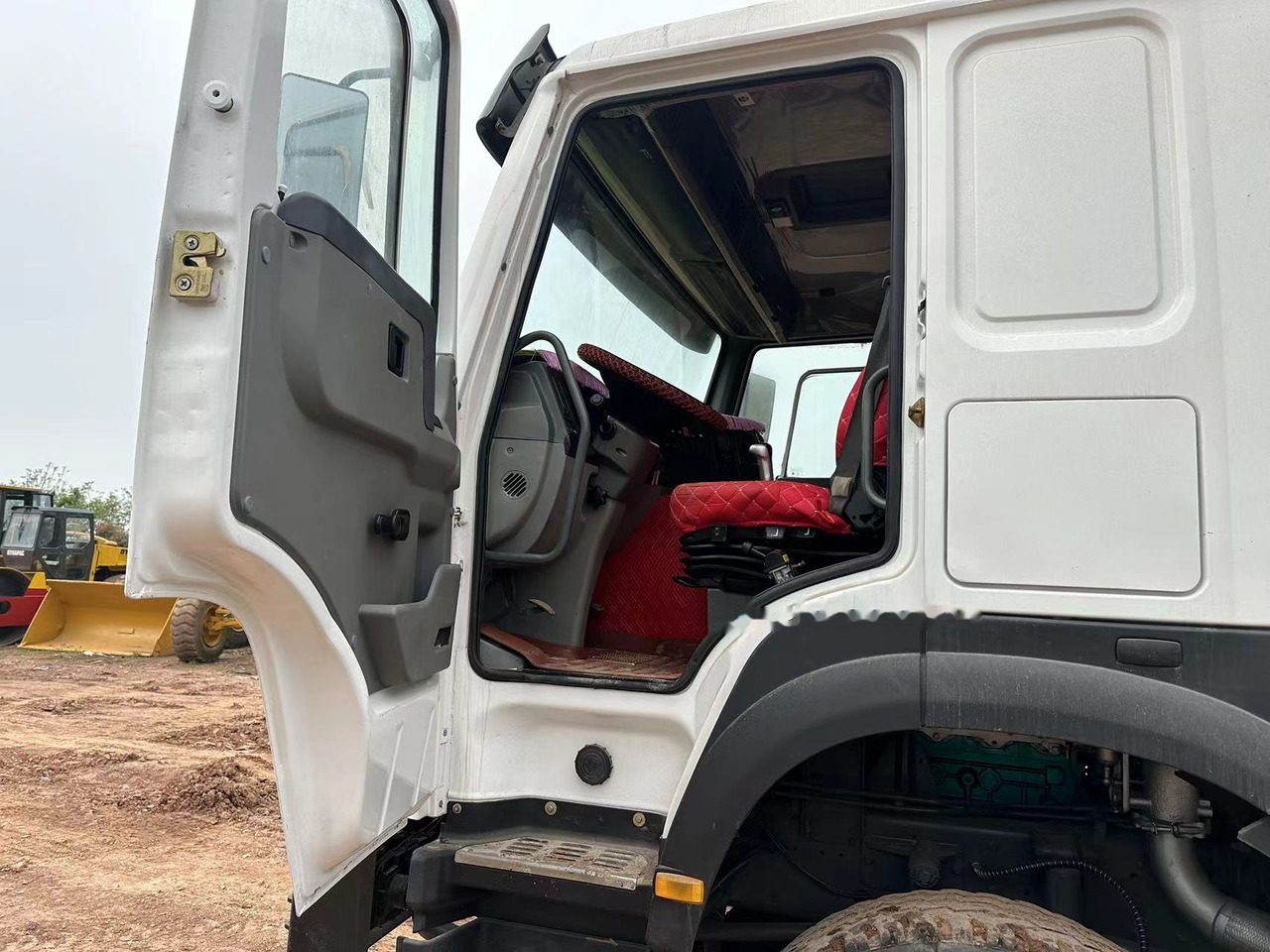 Caminhão basculante SINOTRUK HOWO 371 with Bumper: foto 10