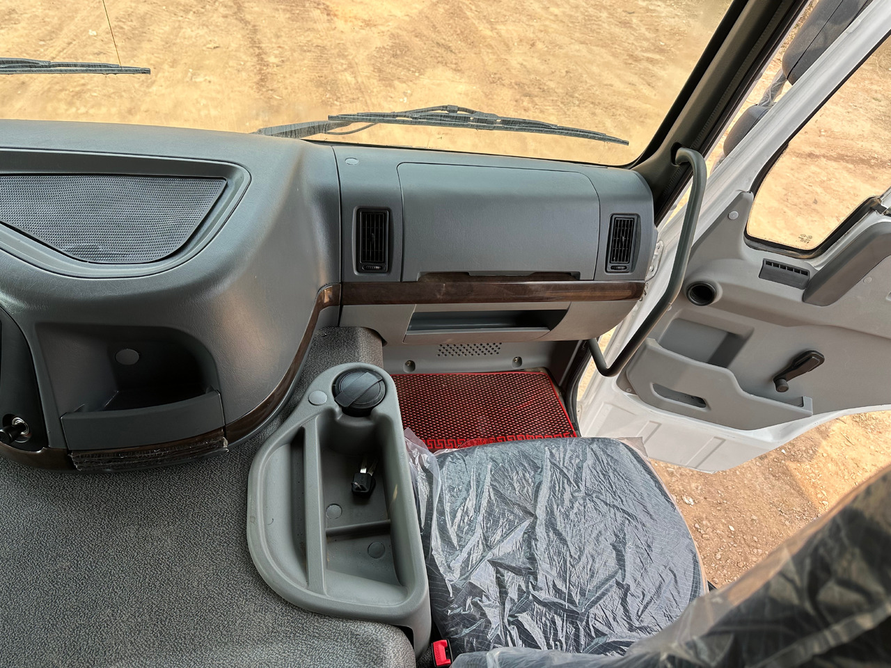 SINOTRUK HOWO Dump truck 371 6x4 - Caminhão basculante: foto 5 SINOTRUK HOWO Dump truck 371 6x4 - Caminhão basculante: foto 5