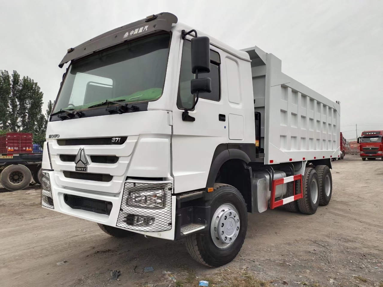 SINOTRUK HOWO Dump truck 371 6x4 - Caminhão basculante: foto 2 SINOTRUK HOWO Dump truck 371 6x4 - Caminhão basculante: foto 2