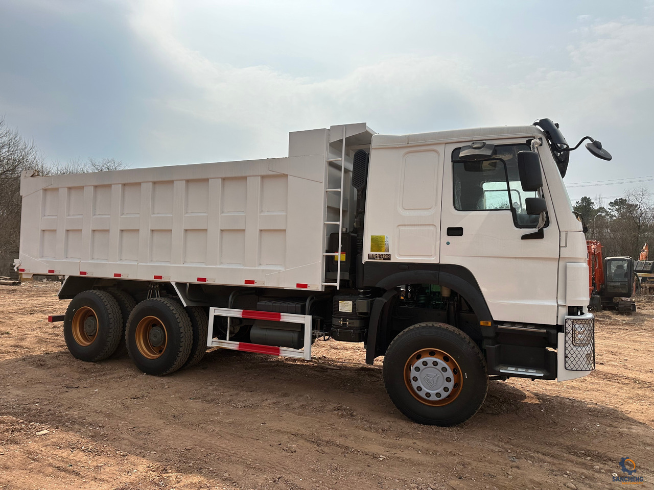 SINOTRUK HOWO Dump truck 371 6x4 - Caminhão basculante: foto 2 SINOTRUK HOWO Dump truck 371 6x4 - Caminhão basculante: foto 2
