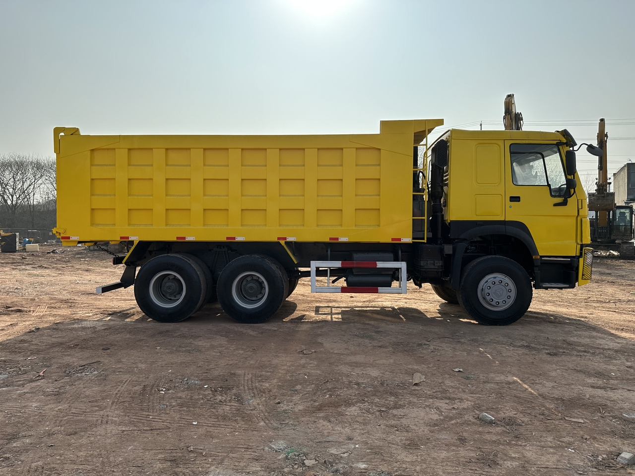 SINOTRUK Howo 6x4 Dump truck 371hp - Caminhão basculante: foto 4 SINOTRUK Howo 6x4 Dump truck 371hp - Caminhão basculante: foto 4
