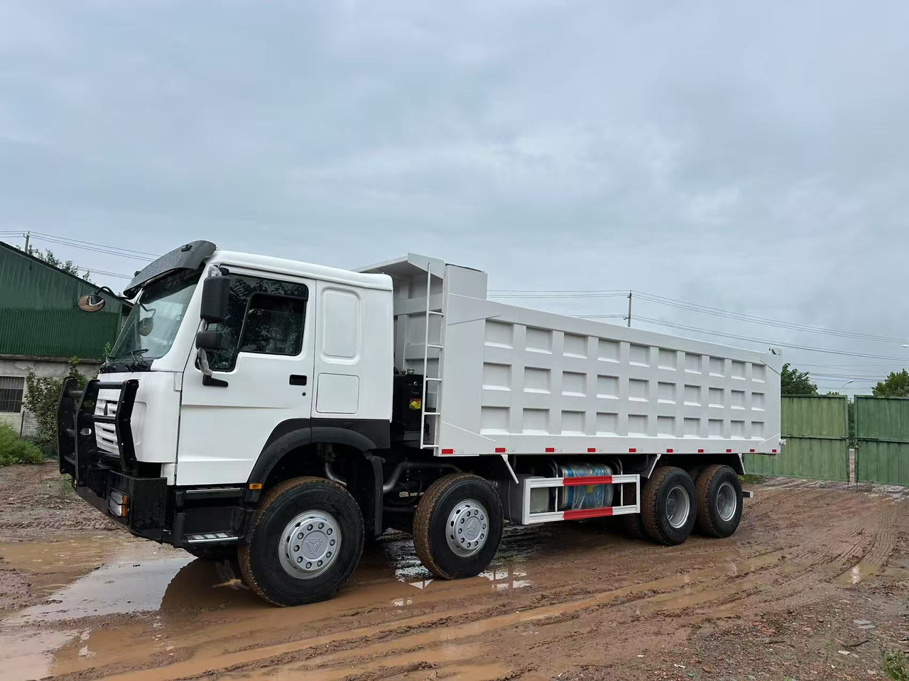 Sinotruk HOWO 371hp 8x4 tipper truck - Caminhão basculante: foto 4 Sinotruk HOWO 371hp 8x4 tipper truck - Caminhão basculante: foto 4