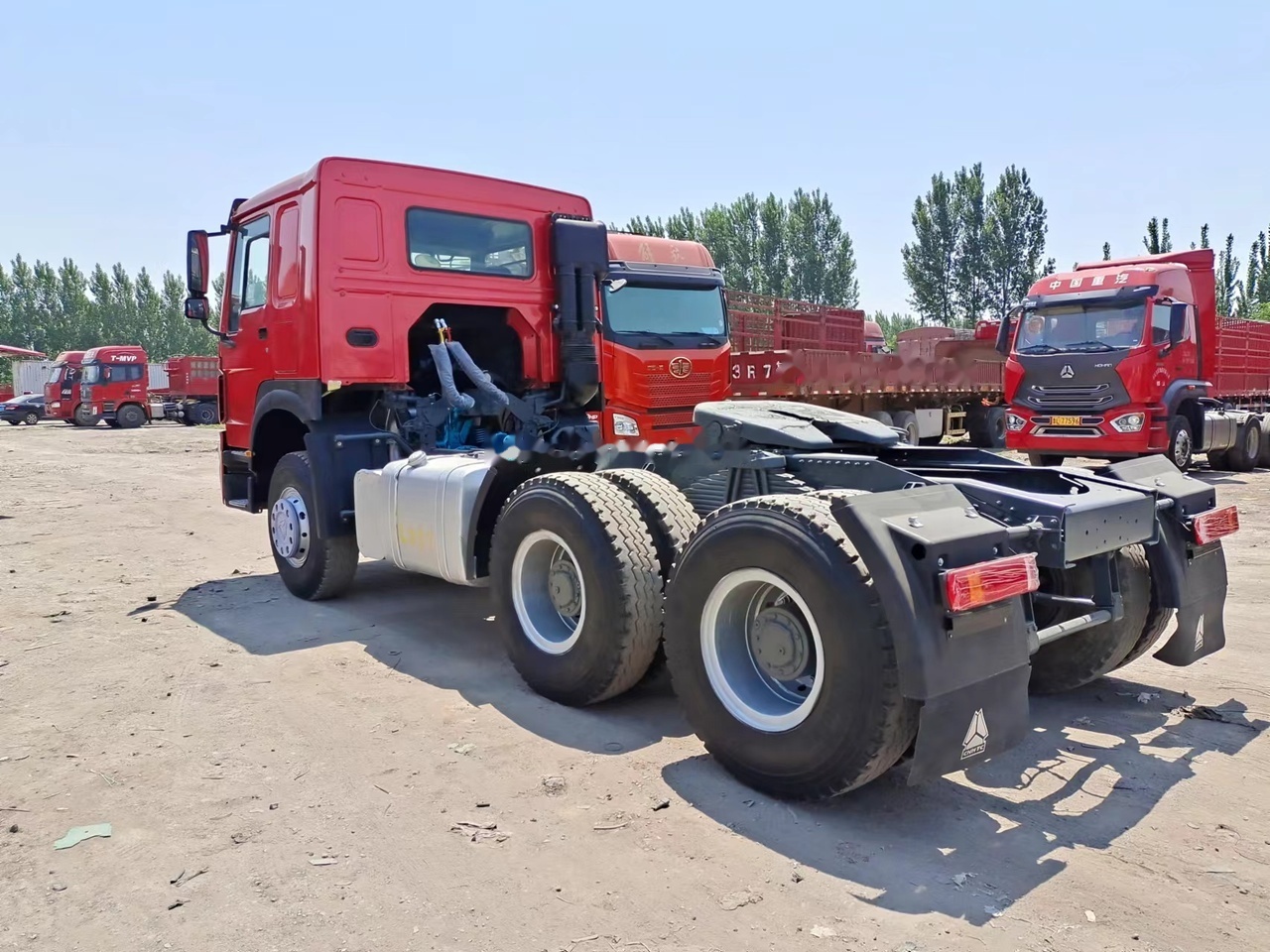 SINOTRUK Howo tractor unit 420 - Tractor: foto 2 SINOTRUK Howo tractor unit 420 - Tractor: foto 2