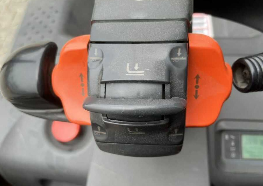 Stacker Linde D12SPHP: foto 9 Stacker Linde D12SPHP: foto 9