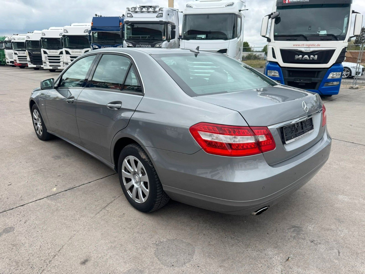 Mercedes-Benz E 200 CGI * PDC VORNE UND HINTEN * 2. HAND * - Sedã: foto 5 Mercedes-Benz E 200 CGI * PDC VORNE UND HINTEN * 2. HAND * - Sedã: foto 5