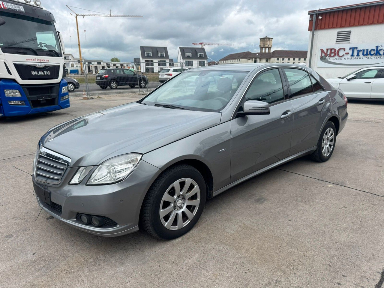 Mercedes-Benz E 200 CGI * PDC VORNE UND HINTEN * 2. HAND * - Sedã: foto 1 Mercedes-Benz E 200 CGI * PDC VORNE UND HINTEN * 2. HAND * - Sedã: foto 1