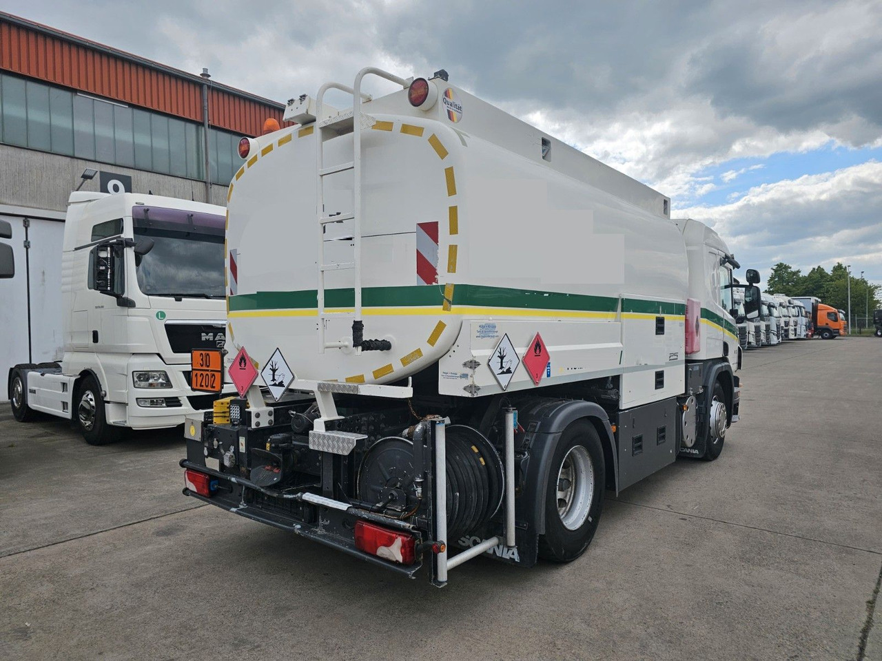 Scania P 360 * OBER/-UNTER * 3 KAMMER * BENZIN * - Caminhão tanque: foto 5 Scania P 360 * OBER/-UNTER * 3 KAMMER * BENZIN * - Caminhão tanque: foto 5