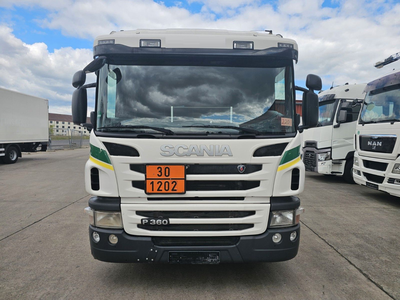 Scania P 360 * OBER/-UNTER * 3 KAMMER * BENZIN * - Caminhão tanque: foto 2 Scania P 360 * OBER/-UNTER * 3 KAMMER * BENZIN * - Caminhão tanque: foto 2