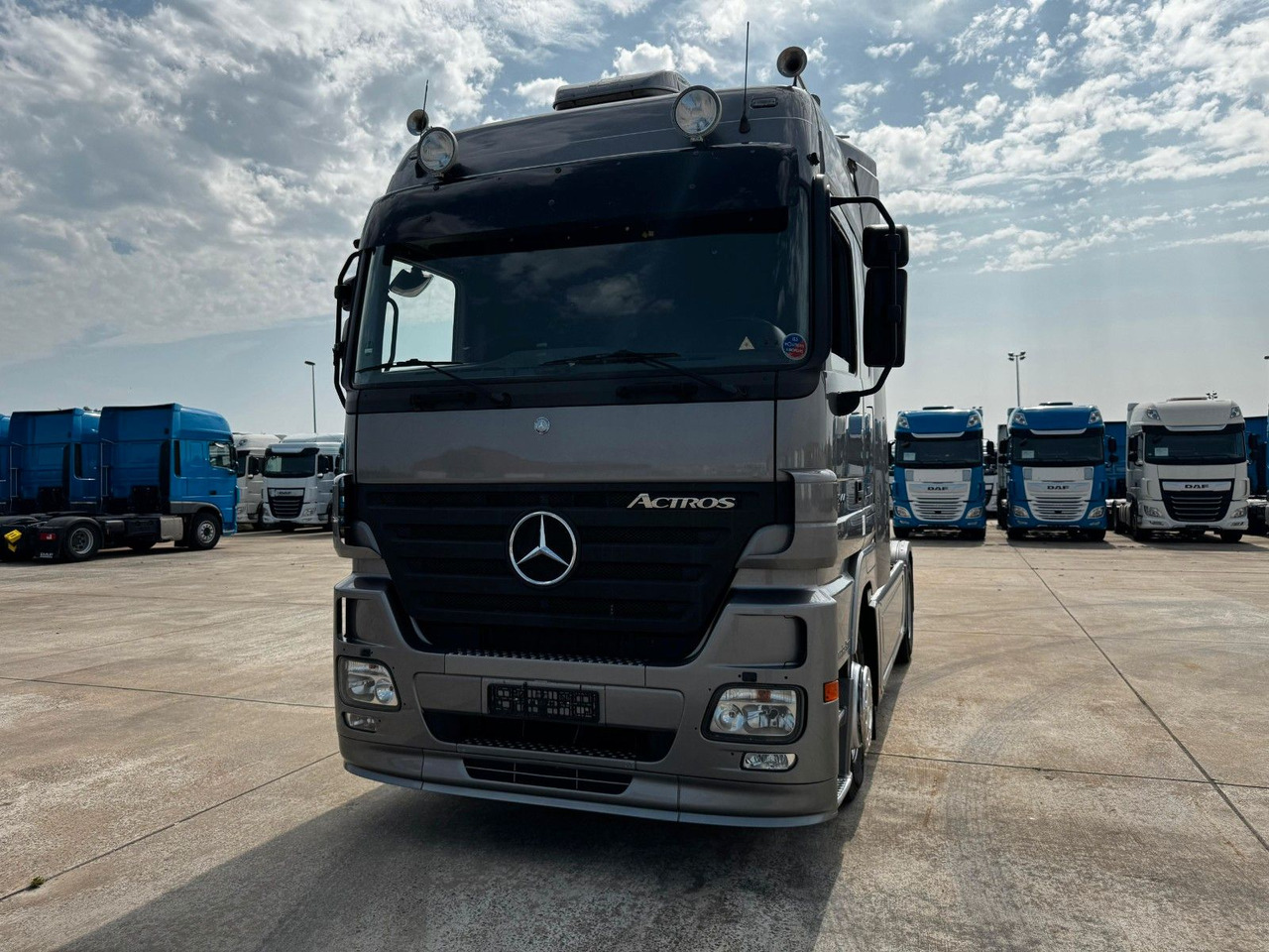 Mercedes-Benz ACTROS 1844 * AUTOMATIK * TOP * NEUE REIFEN - Tractor: foto 3 Mercedes-Benz ACTROS 1844 * AUTOMATIK * TOP * NEUE REIFEN - Tractor: foto 3
