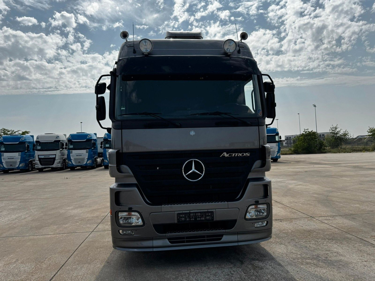 Mercedes-Benz ACTROS 1844 * AUTOMATIK * TOP * NEUE REIFEN - Tractor: foto 2 Mercedes-Benz ACTROS 1844 * AUTOMATIK * TOP * NEUE REIFEN - Tractor: foto 2