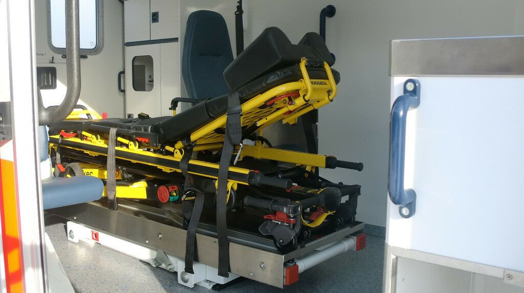 Mercedes-Benz Sprinter 516 CDI 4x4 WAS Koffer // Garantie // Mercedes-Benz Sprinter 516 CDI 4x4 WAS Koffer // Garantie // - Ambulância: foto 5 Mercedes-Benz Sprinter 516 CDI 4x4 WAS Koffer // Garantie // Mercedes-Benz Sprinter 516 CDI 4x4 WAS Koffer // Garantie // - Ambulância: foto 5