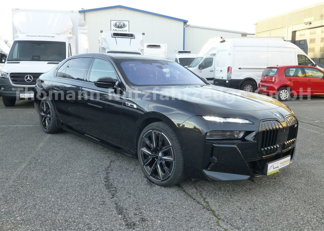 BMW M760 7 M760 e xDrive Cinema Sky Lounge 2x 21 Zol - Sedã: foto 3 BMW M760 7 M760 e xDrive Cinema Sky Lounge 2x 21 Zol - Sedã: foto 3
