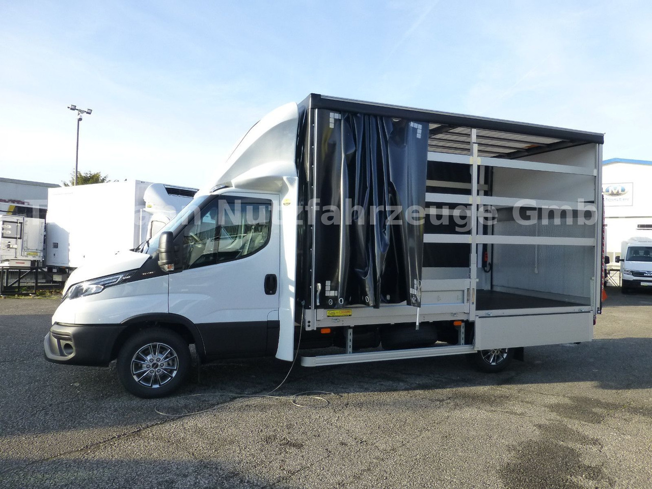 Iveco Daily 35S18 Pritsche Plane LBW Navi/ACC Tempomat - Furgão de toldo: foto 4 Iveco Daily 35S18 Pritsche Plane LBW Navi/ACC Tempomat - Furgão de toldo: foto 4