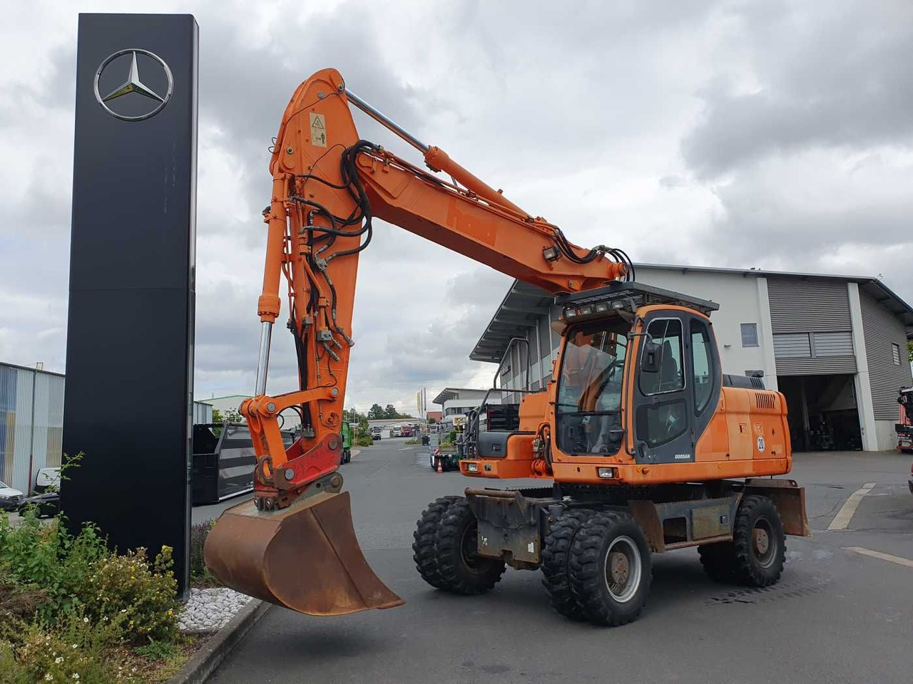 Doosan DX190W / 2008 / 12.349h / 1x Tieflöffel - Escavadeira de rodas: foto 1 Doosan DX190W / 2008 / 12.349h / 1x Tieflöffel - Escavadeira de rodas: foto 1