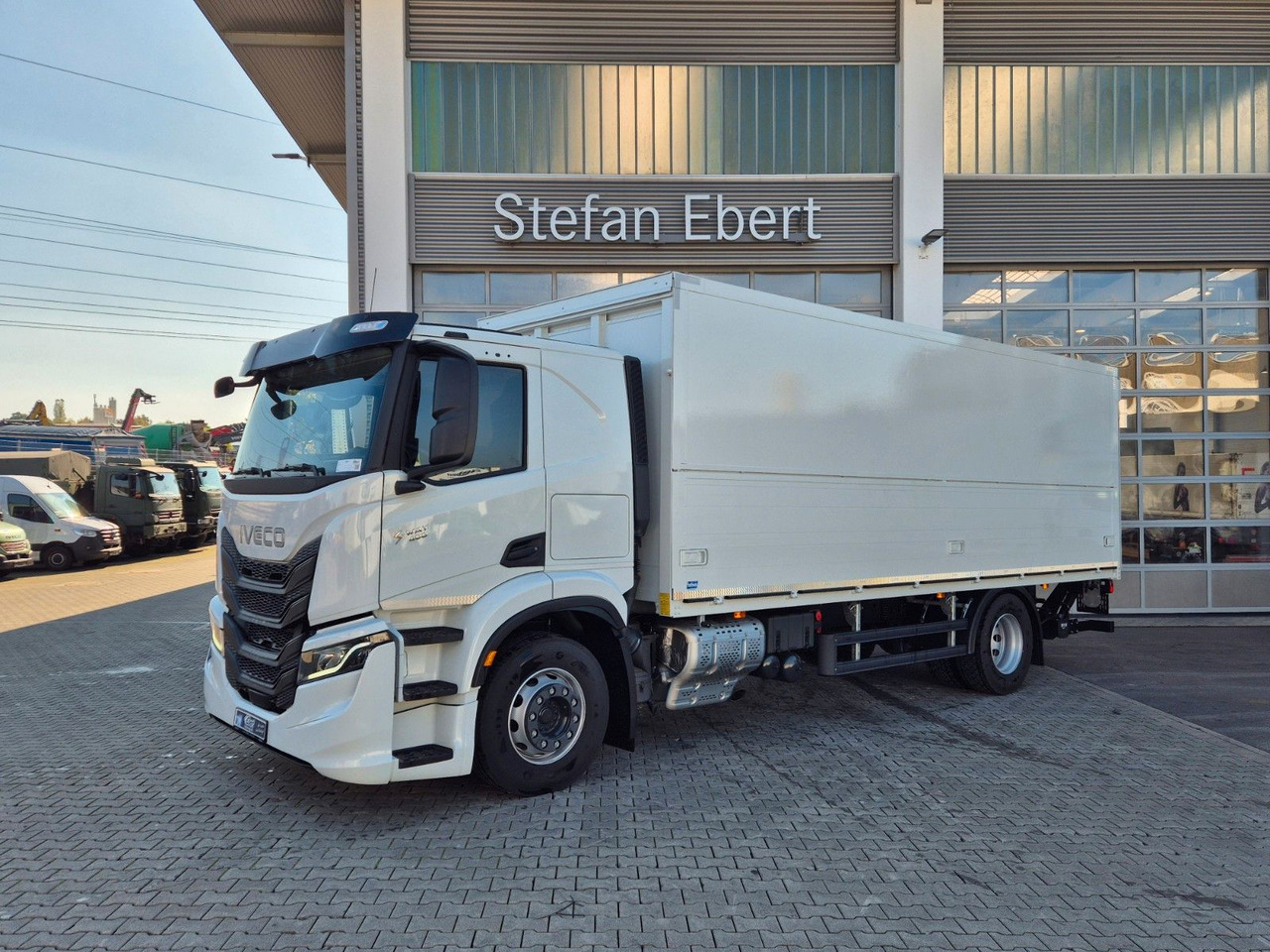 Iveco AT190S40/FP Böse Schwenkwand LBW AHK - Caminhão furgão: foto 3 Iveco AT190S40/FP Böse Schwenkwand LBW AHK - Caminhão furgão: foto 3