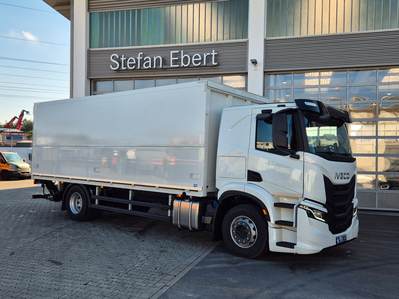 Iveco AT190S40/FP Böse Schwenkwand LBW AHK - Caminhão furgão: foto 4 Iveco AT190S40/FP Böse Schwenkwand LBW AHK - Caminhão furgão: foto 4
