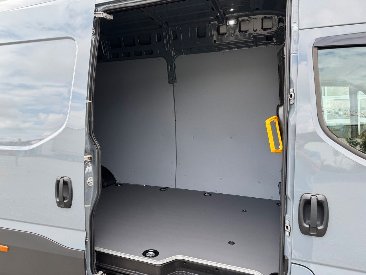 Iveco Daily 70C21 3.0L *L4*H3*Automatik*LED*Luft* 2x - Furgão: foto 3 Iveco Daily 70C21 3.0L *L4*H3*Automatik*LED*Luft* 2x - Furgão: foto 3