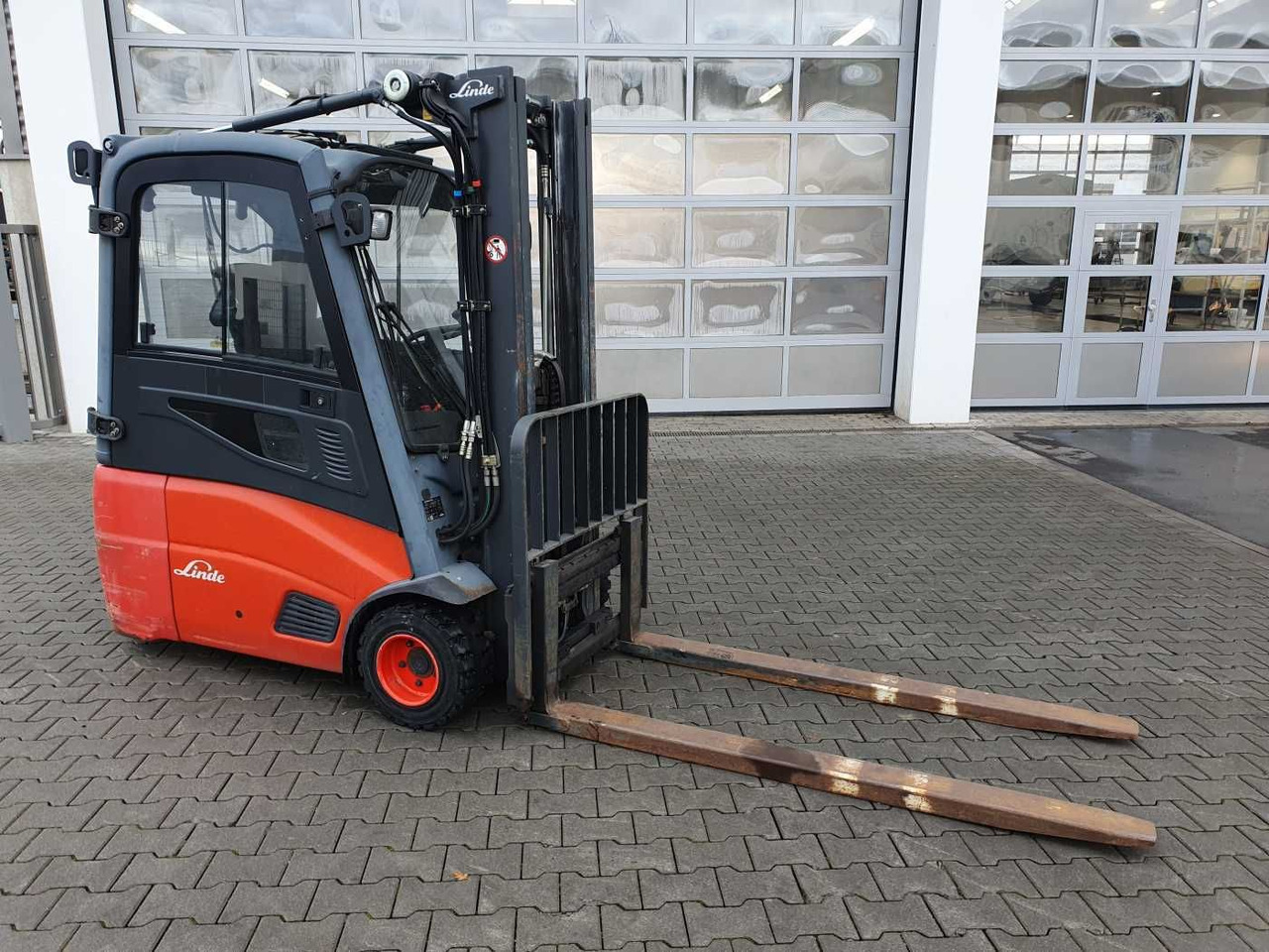 Linde E18 - 01 / Triplex: 4.50m! / SS / nur 5.672h! - Empilhadeira elétrica: foto 2 Linde E18 - 01 / Triplex: 4.50m! / SS / nur 5.672h! - Empilhadeira elétrica: foto 2