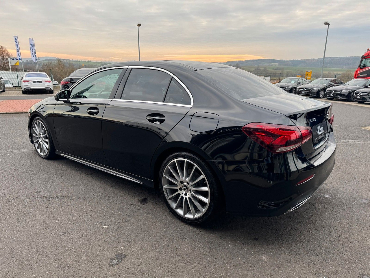 Mercedes-Benz A 200 AMG 19"+Ambiente+R-Kamera+Pano+LED+MBUX - Sedã: foto 3 Mercedes-Benz A 200 AMG 19"+Ambiente+R-Kamera+Pano+LED+MBUX - Sedã: foto 3