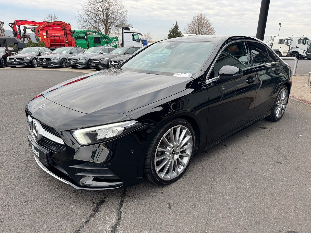 Mercedes-Benz A 200 AMG 19"+Ambiente+R-Kamera+Pano+LED+MBUX - Sedã: foto 2 Mercedes-Benz A 200 AMG 19"+Ambiente+R-Kamera+Pano+LED+MBUX - Sedã: foto 2