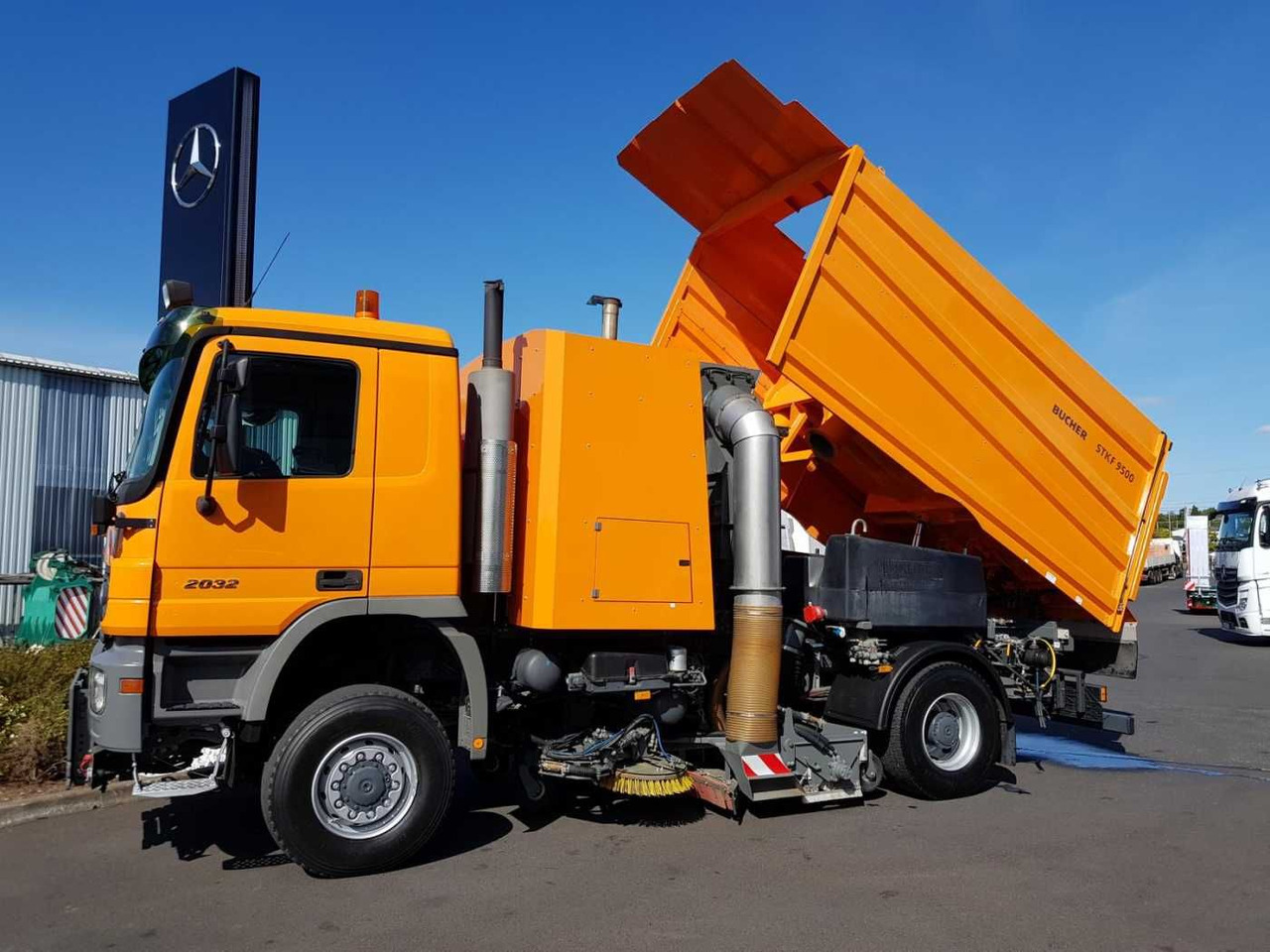 Mercedes-Benz Actros 2032 A 4x4 Bucher STKF 9500 Airport - Varredora urbana: foto 2 Mercedes-Benz Actros 2032 A 4x4 Bucher STKF 9500 Airport - Varredora urbana: foto 2