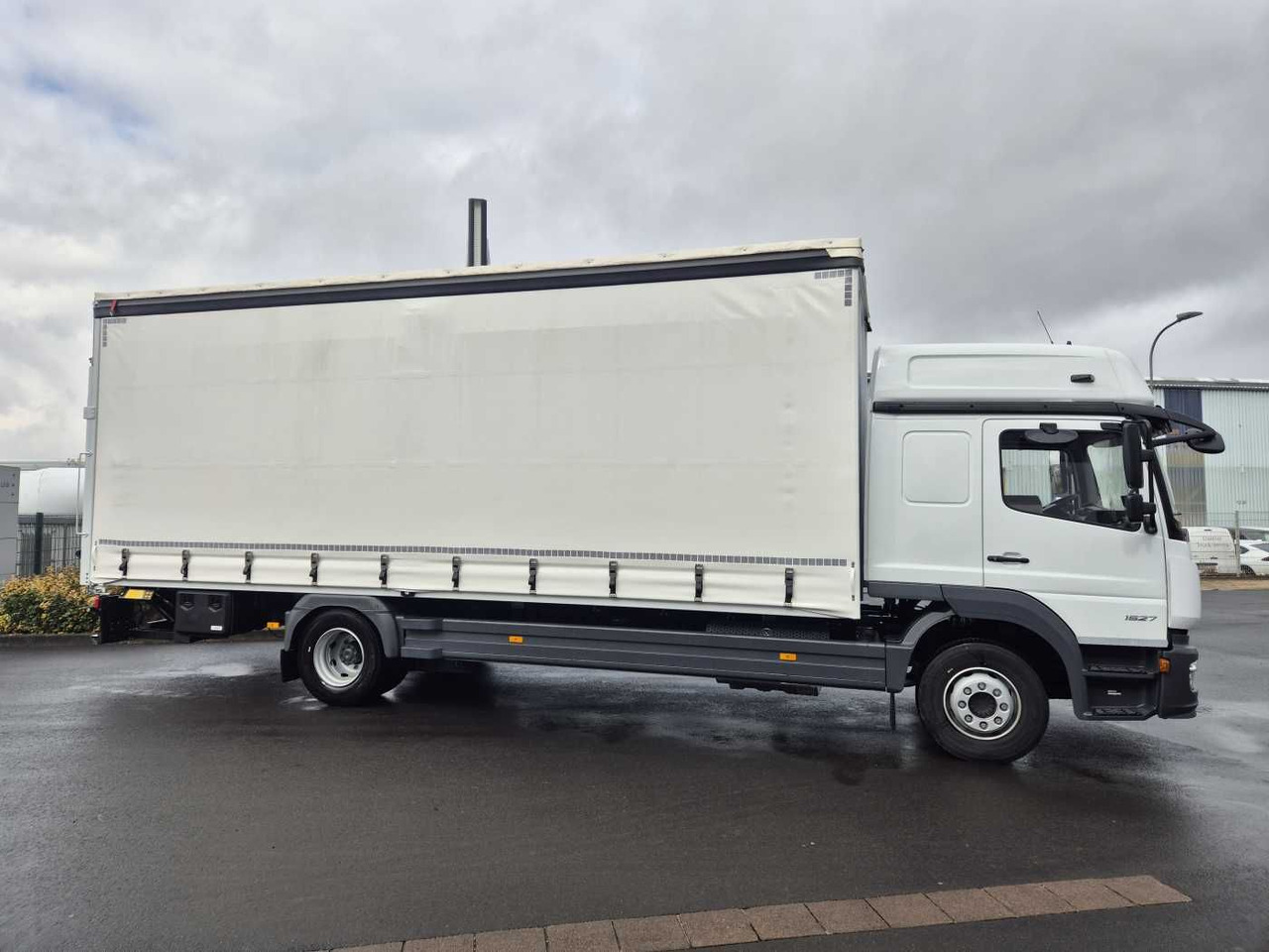 Mercedes-Benz Atego 1527 L L-Haus LBW Palfinger 1.500kg 2 Bett - Caminhão com lona: foto 4 Mercedes-Benz Atego 1527 L L-Haus LBW Palfinger 1.500kg 2 Bett - Caminhão com lona: foto 4