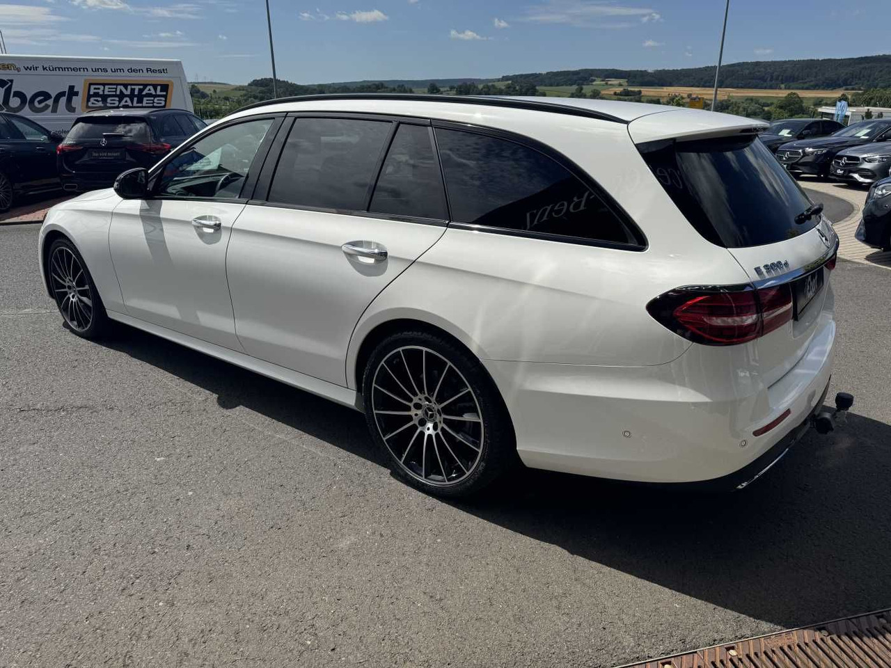 Mercedes-Benz E 300d 4M AMG+Pano+Burm+AHK+360+HUD+ - Automóvel: foto 3 Mercedes-Benz E 300d 4M AMG+Pano+Burm+AHK+360+HUD+ - Automóvel: foto 3