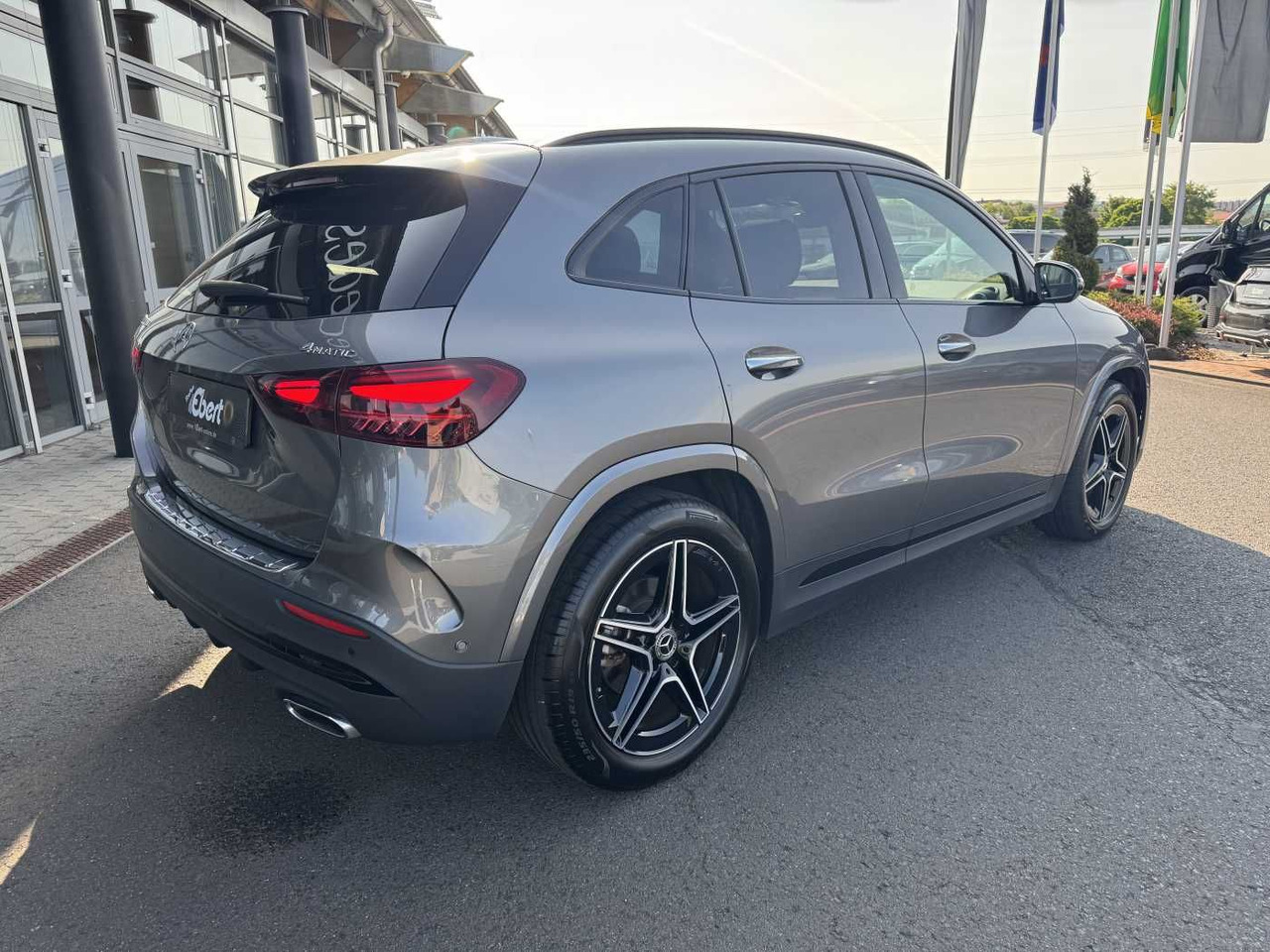 Mercedes-Benz GLA 200d 4M AMG+Pano+Distr+Ambiente+ - SUV: foto 4 Mercedes-Benz GLA 200d 4M AMG+Pano+Distr+Ambiente+ - SUV: foto 4