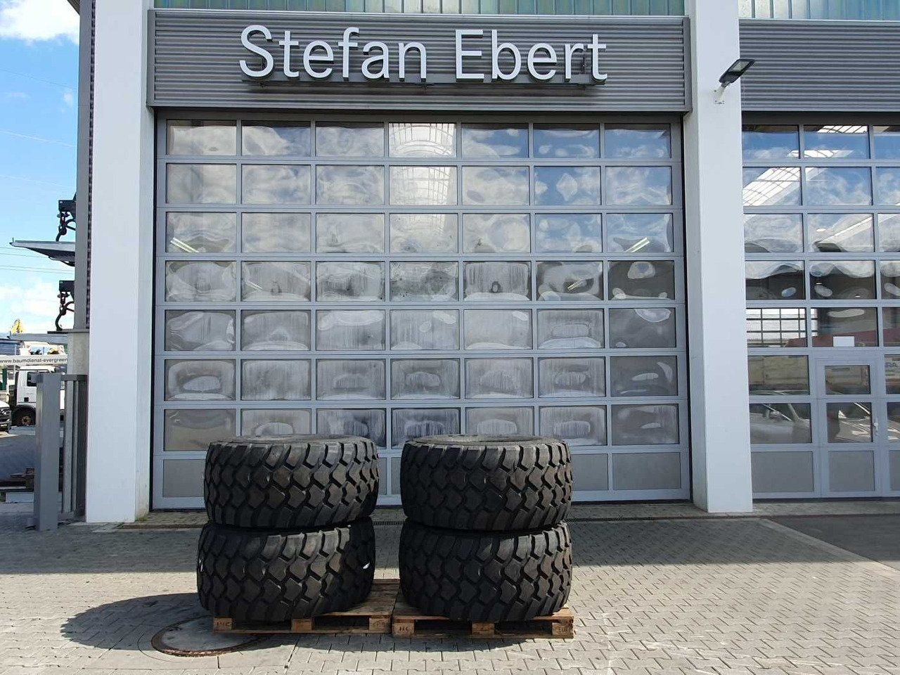 Mercedes-Benz Radlader Reifen mit Felge / NEU / lagernd - Roda completa de Máquina agrícola: foto 1 Mercedes-Benz Radlader Reifen mit Felge / NEU / lagernd - Roda completa de Máquina agrícola: foto 1