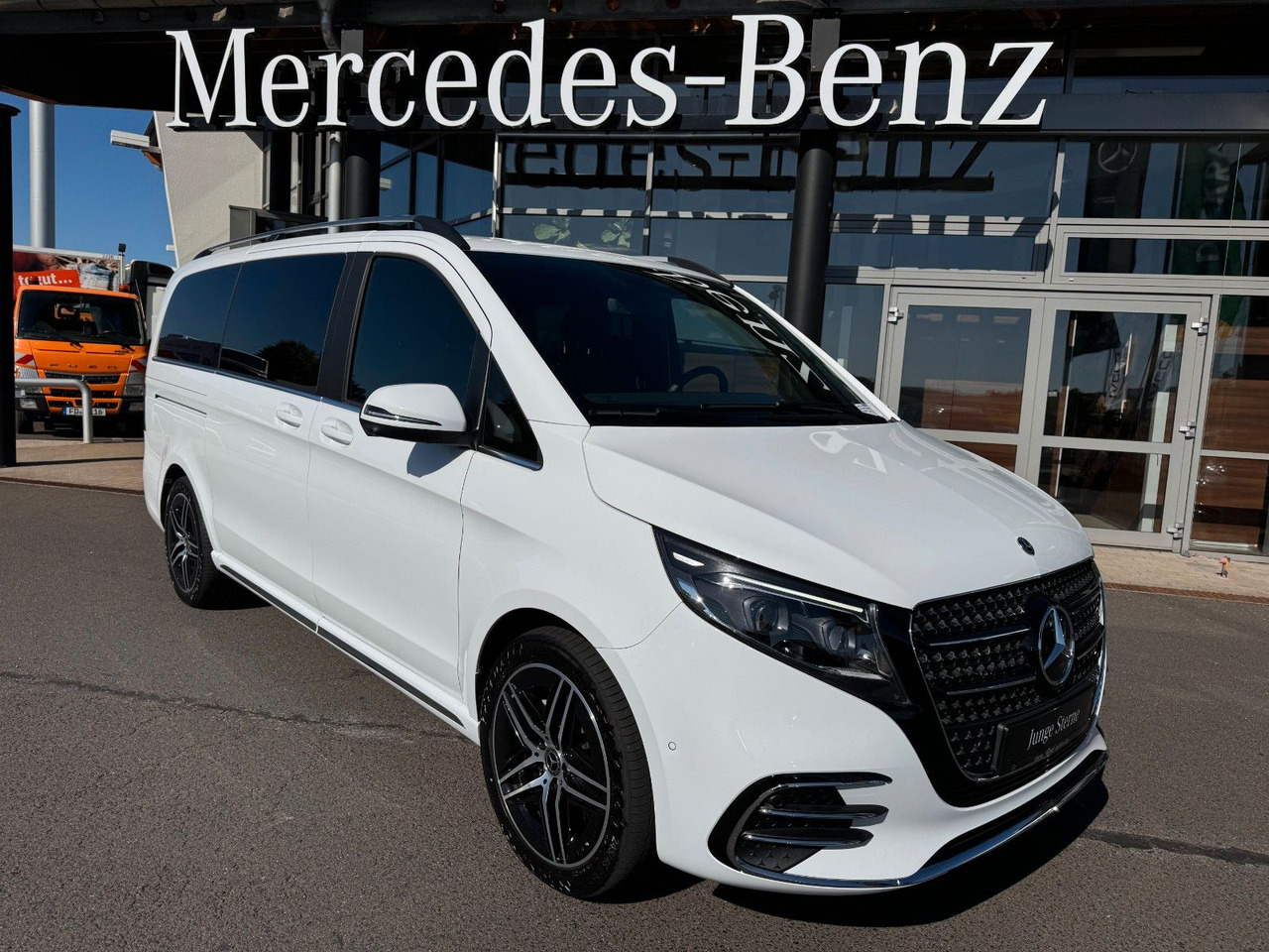 Mercedes-Benz V 300 d 4MATIC EXCLUSIVE AMG Tische AHK2,5to - Furgão de passageiros: foto 1 Mercedes-Benz V 300 d 4MATIC EXCLUSIVE AMG Tische AHK2,5to - Furgão de passageiros: foto 1