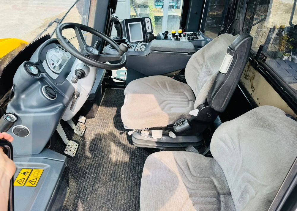 Locação de  JCB FASTRAC 3230 JCB FASTRAC 3230: foto 14