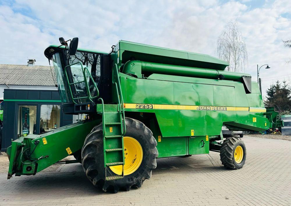 John Deere 2254 - Ceifeira debulhadora: foto 1 John Deere 2254 - Ceifeira debulhadora: foto 1