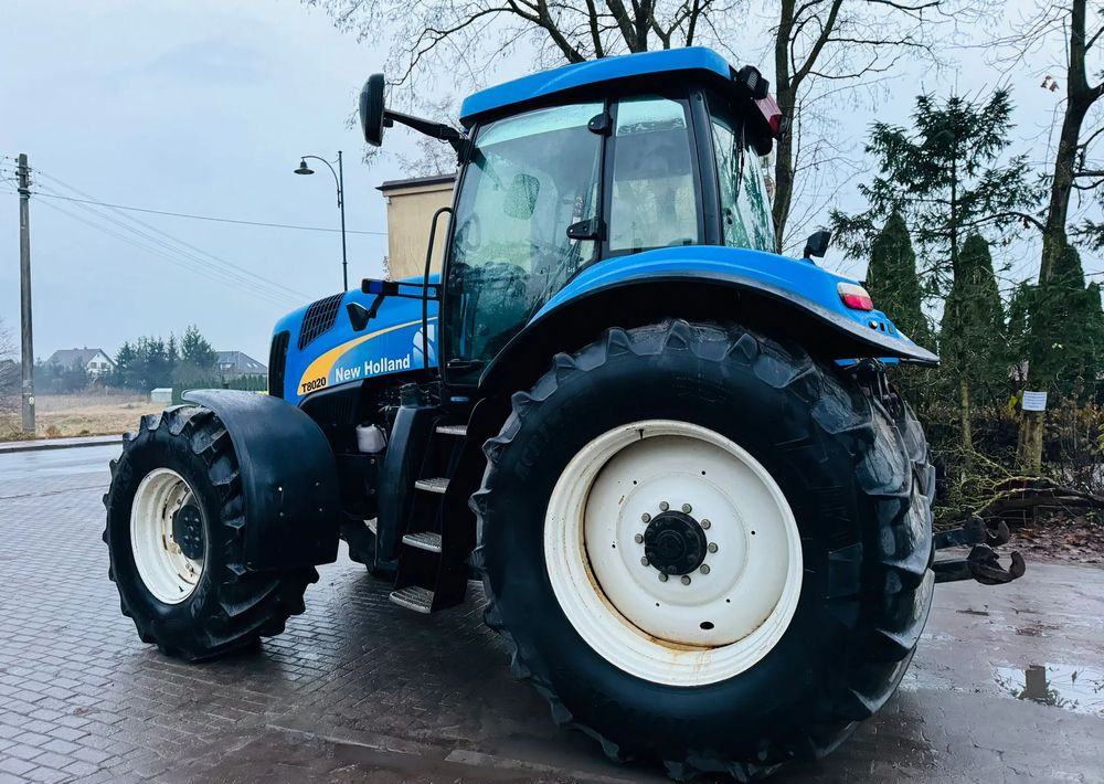 New Holland T8020 - Trator: foto 3 New Holland T8020 - Trator: foto 3