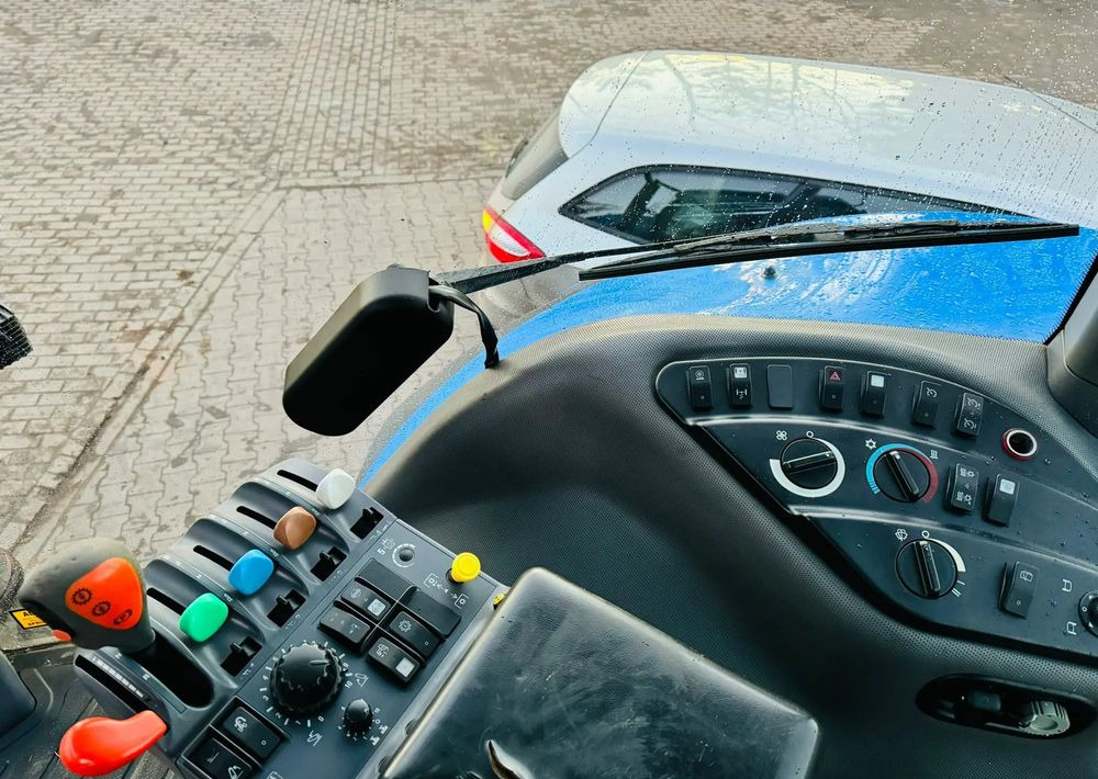 Trator New Holland T8040: foto 11