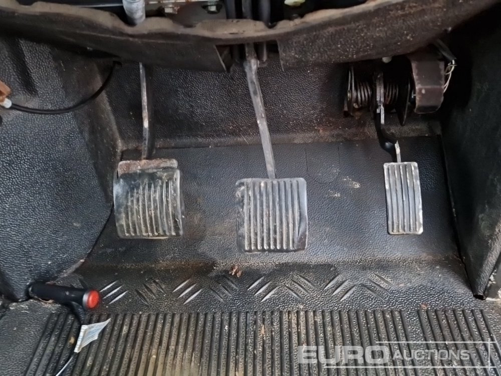 SUV 2002 Land Rover Defender 90: foto 28