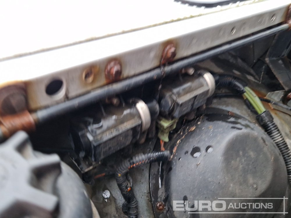 SUV 2002 Land Rover Defender 90: foto 18