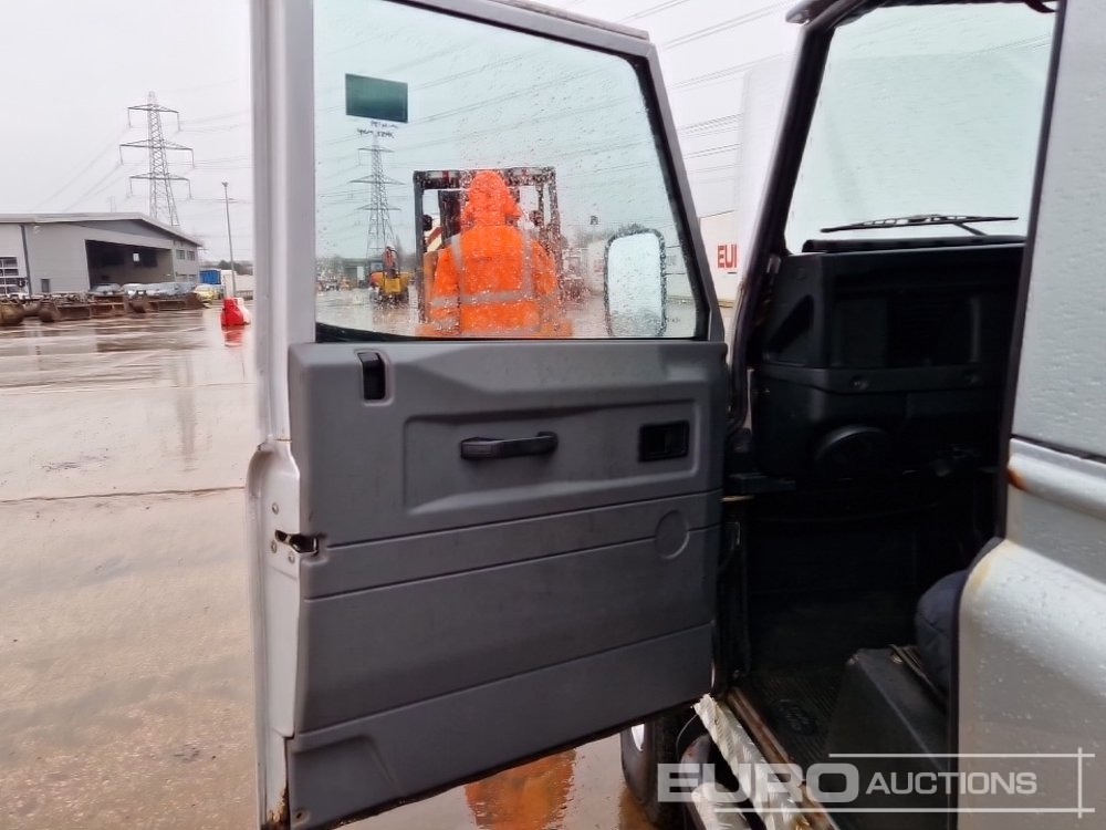 SUV 2002 Land Rover Defender 90: foto 24