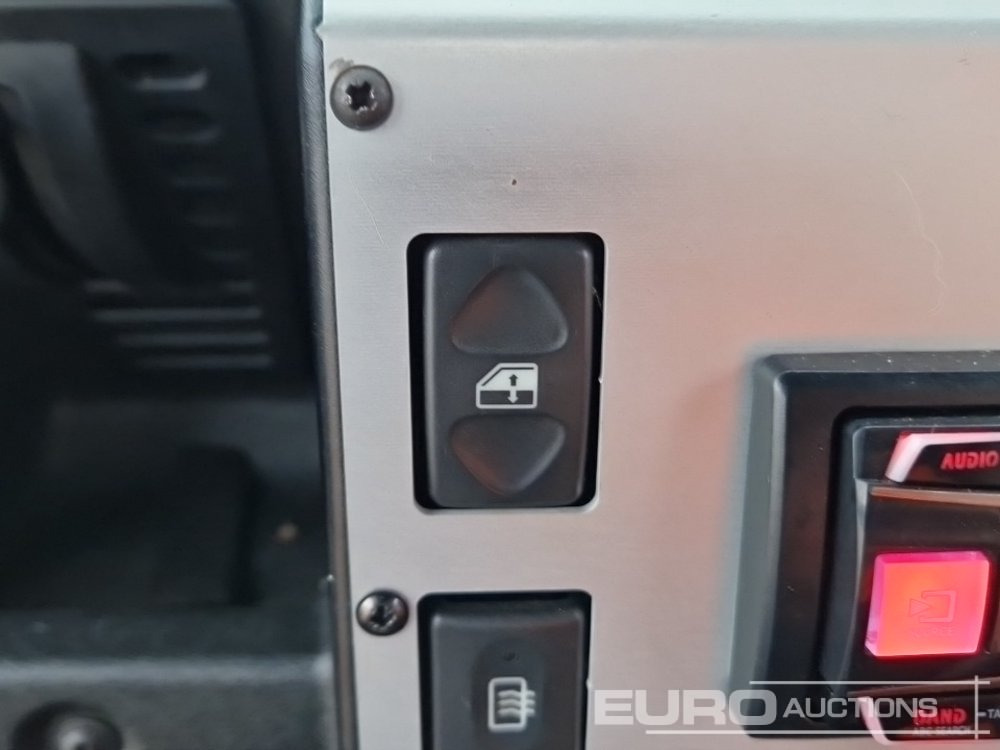 SUV 2002 Land Rover Defender 90: foto 33