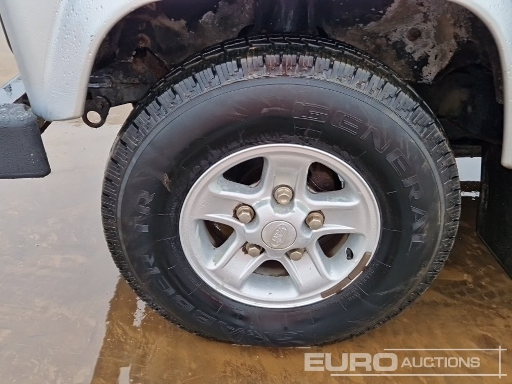 SUV 2002 Land Rover Defender 90: foto 9